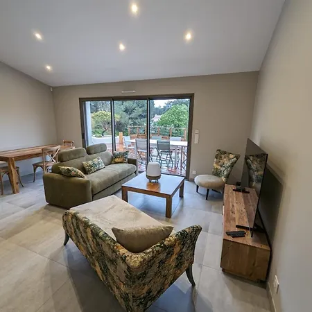 Avec Niche Dans La Foret A Deux Pas Des Plages *