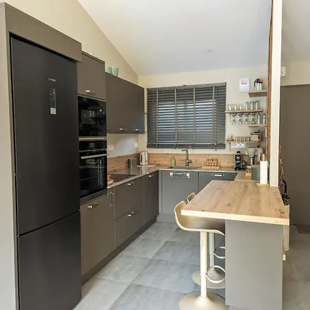 Avec Niche Dans La Foret A Deux Pas Des Plages *