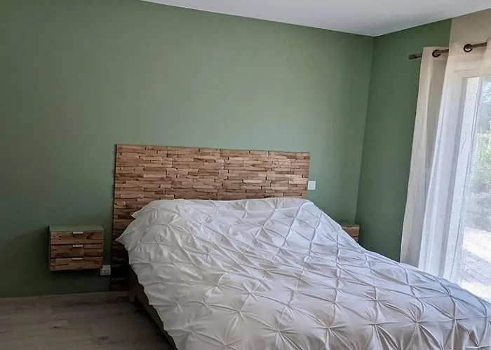 Avec Niché Dans La Forêt à Deux Pas Des Plages Сasa de vacaciones