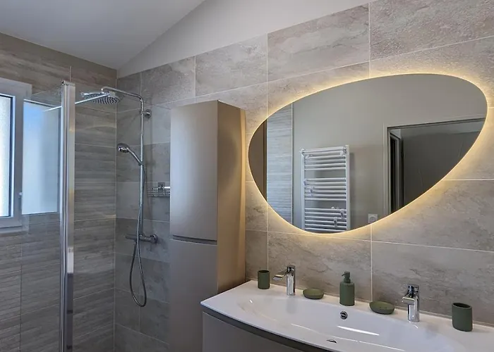 Avec Niché Dans La Forêt à Deux Pas Des Plages Сasa de vacaciones *